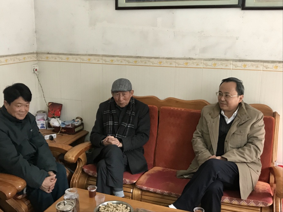 市委常委崔建軍與我司董事長(zhǎng)黃齊福到慰問陽山.jpg