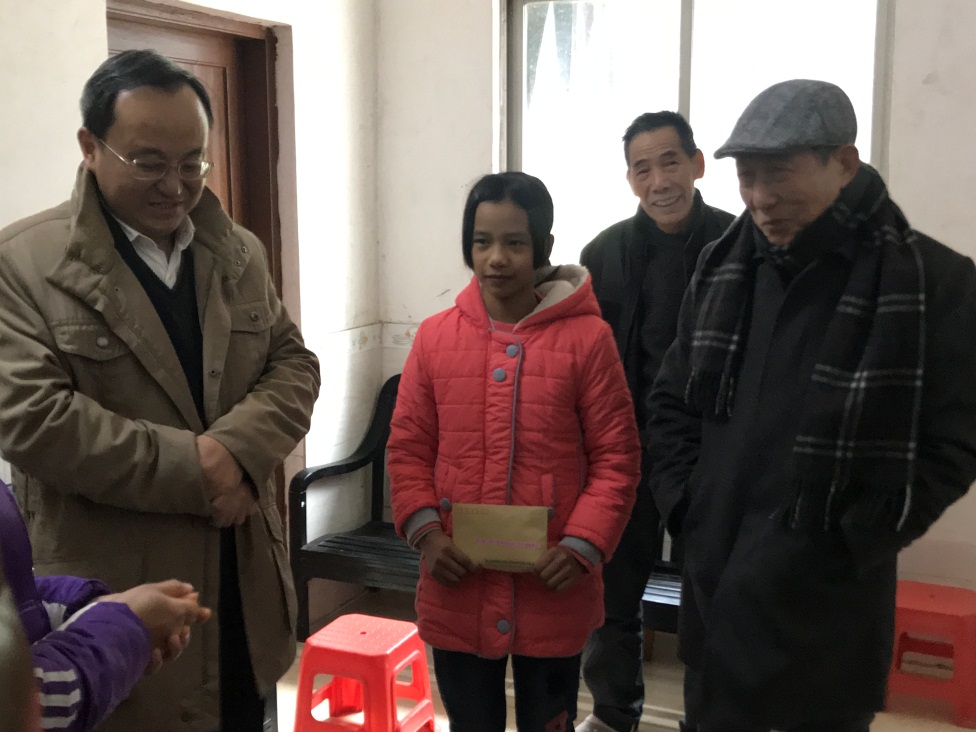 市委常委崔建軍與我司董事長(zhǎng)黃齊福到慰問陽山2.jpg